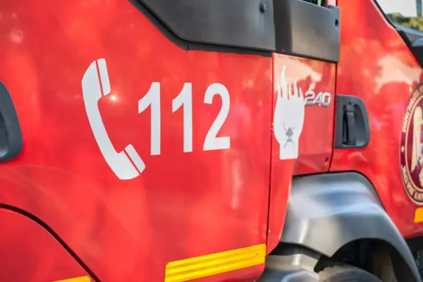 Accident straniu în Neamț: Un șofer a intrat cu mașina într-un buldozer, a declanșat un incendiu și apoi a fugit de la locul accidentului