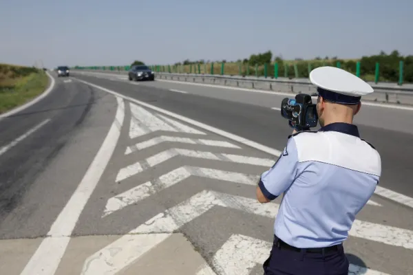 Doi polițiști din Maramureș au vrut să-și scape colegul prins cu radarul. Acum, toți trei sunt trimiși în judecată