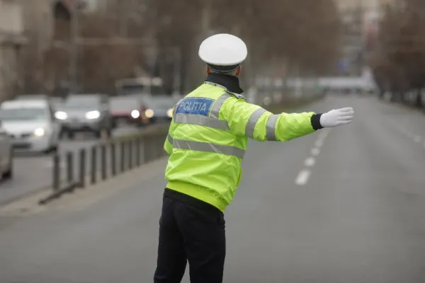 Aglomerație mare pe drumurile spre munte și mare. Ce rute alternative recomandă polițiștii
