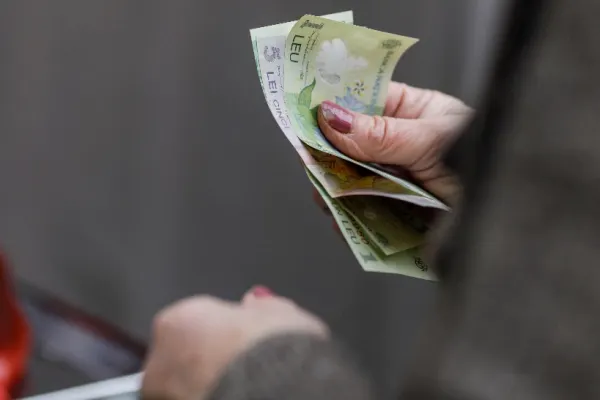 Bani mai mulți, trai mai greu. De ce scade puterea de cumpărare a pensiilor în 2026, deși veniturile au fost recalculate