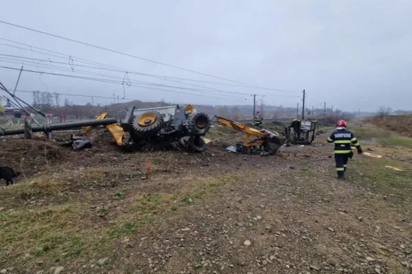 Accident feroviar, în Bacău: un mort, după ce un tren plin cu pasageri a lovit un buldoexcavator