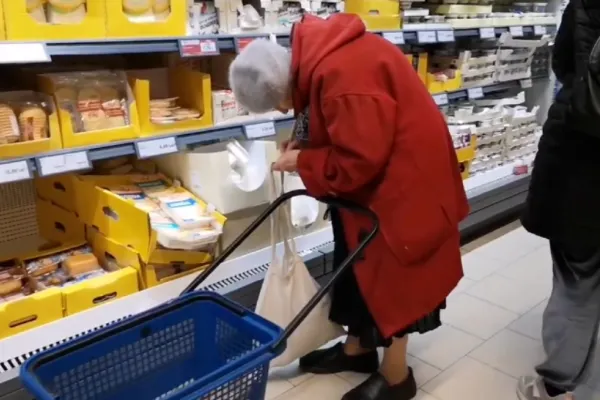 Imaginea neputinței: O bătrânică a fost filmată în timp ce își numără și calculează fiecare bănuț la cumpărăturile dintr-un supermarket. VIDEO viral