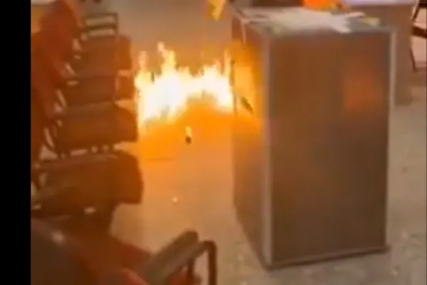 Alegeri prezidențiale Rusia. Val de incident, în prima zi de votare: De la secții incendiate cu cocktail Molotov, vopsea verde vărsată în urne și până la pixuri cu cu cerneală care dispare