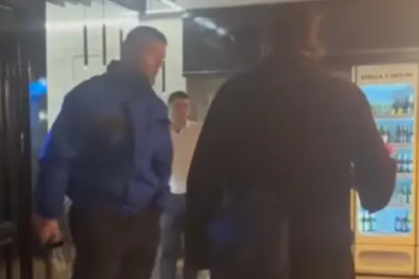 Bărbat îmbrăcat în călugăr, scos cu forța dintr-un restaurant din Focșani. Agentul de pază a folosit un șpray lacrimogen și l-a lovit cu bastonul