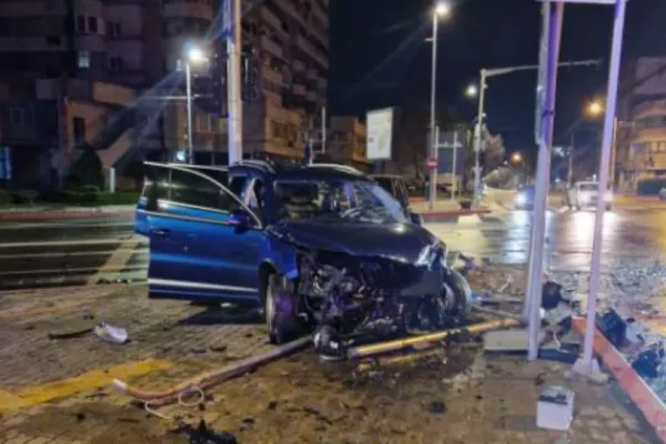 Accident cu 3 mașini pe o stradă din Pitești. Una dintre ele era parcată: 4 persoane au fost rănite
