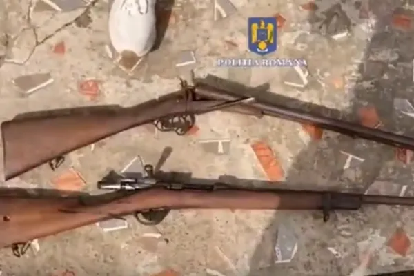 Descinderi de amploare la Galați. Polițiștii au găsit arme de vânătoare în casa unui traficant de droguri: unde erau ascunse