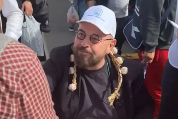 VIDEO Campanie pentru Capitală cu gogoși, lăutari si mici. Edilul de la 5 caută voturi cu iocana în piață; cum s-au fotografiat Cîrstoiu și Burduja/Mesajul lui Nicușor Dan