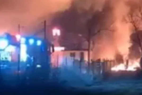 Un cunoscut restaurant din Câmpulung a fost cuprins de incendiu. Focul a afectat o terasă şi acoperişul clădirii