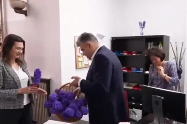 Ciolacu, gest emoționat de 1 Martie: premierul le-a oferit flori angajatelor de la Guvern. Imagini inedite VIDEO