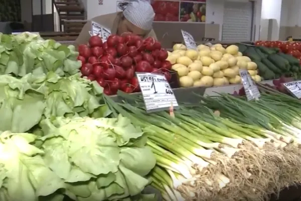 Postul Paștelui, tot mai greu de ținut! Prețurile la legume și fructe au explodat: oamenii trec neputincioși pe lângă tarabe