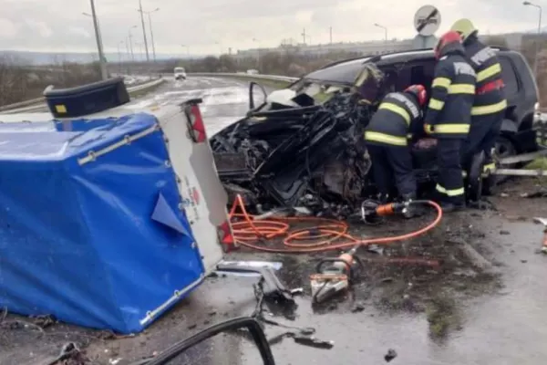 Accident grav, pe centura municipiului Caransebeș: un mort și 6 răniți. Impact violent între trei mașini