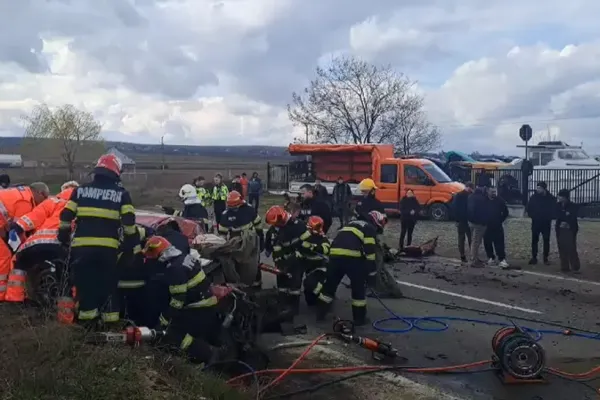 Accident cu 2 morți lângă Pașcani. Un autoturism a fost izbit în plin de un TIR - FOTO