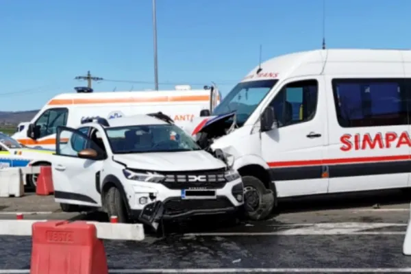 Accident cu 8 victime, în Vrancea. Impact violent între un microbuz cu pasageri și un autoturism