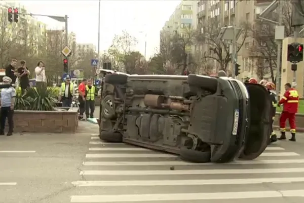 Accident în București între o autospecială SMURD și un autoturism. Traficul este dat peste cap