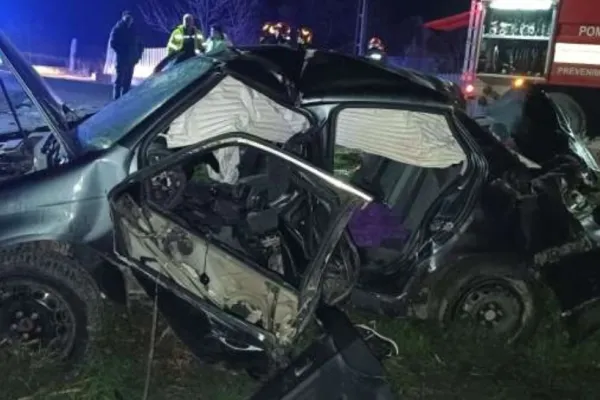 Accident grav în Vaslui: Patru tineri, în stare gravă la spital după ce au intrat cu maşina într-un cap de pod în comuna Pădureni