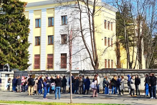 „Amiază împotriva lui Putin“, protestul care adună mii de oameni la secțiile de vot din Rusia și la ambasade. Coadă și la ambasada Rusiei la București