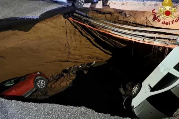 Alertă în Italia: Un drum din Roma s-a prăbușit brusc, formând un adevărat crater. Două mașini au fost înghițite de groapa imensă