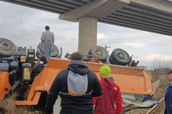 Accident cu 3 morți pe Centura Avrigului, în Sibiu. Un camion a căzut de pe un pod lângă calea ferată