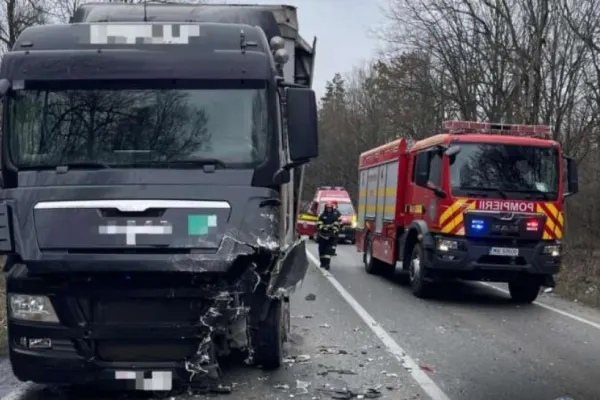 Dâmboviţa: O persoană a murit în urma unui accident grav pe DN 72 între un TIR şi un autoturism. Traficul este blocat în zonă
