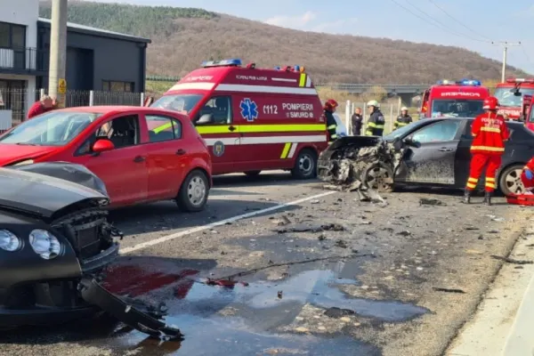 Accident grav pe un drum din Cluj. 7 persoane au ajuns la spital FOTO