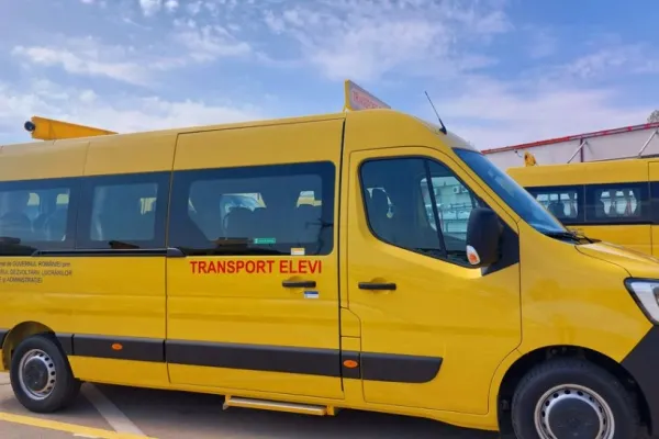 Microbuz care transporta elevi, implicat într-un accident în Caraș Severin. Un copil și o femeie, răniți