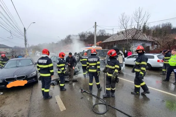 Accident grav în Bacău, la Moinești. 6 persoane au fost rănite FOTO