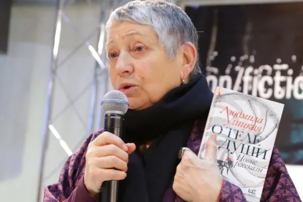 Represiunile lui Putin continuă: Romanciera Ludmila Uliţkaia a fost clasificată drept agent străin