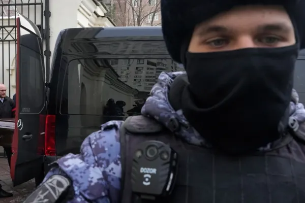 Putin, demonstrație de forță în ziua funeraliilor lui Aleksei Navalnîi. Cel puţin de 45 de persoane reţinute pentru că au adus omagiu opozantului rus