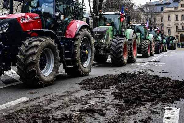 Protest cu BĂLEGAR la Praga. Fermierii cehi au blocat artere și au aruncat dejecții în fața unor clădiri guvernamentale