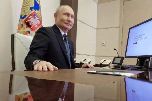 Alegerile din Rusia 2024: Vladimir Putin a votat online, de la birou. Opoziția spune că votul electronic va fi folosit pentru fraudarea scrutinului