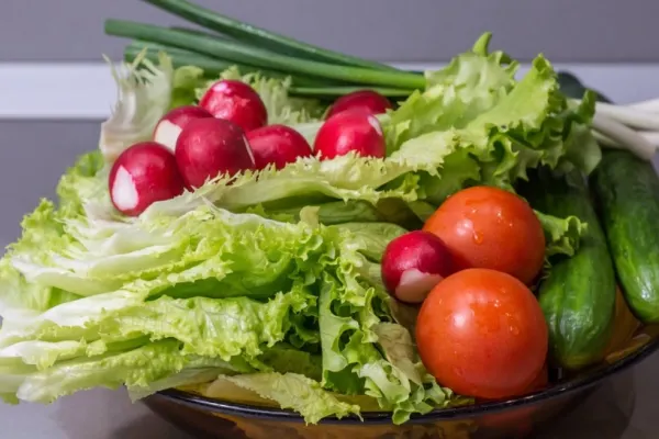 Salata verde, mai periculoasă pentru sănătate decât carnea de porc. Când devine toxic cel mai consumat aliment de primăvară