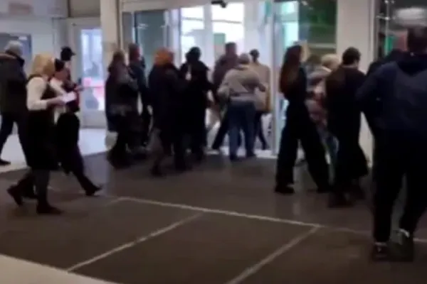Alertă în Rusia, din nou! Centru comercial din Sankt Petersburg, evacuat după ce un bărbat a amenințat că a pus explozbili acolo