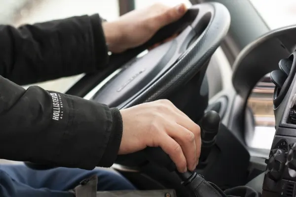 Șofer de ride-sharing, amendat la Cluj după ce a întors pe trecerea de pietoni pentru a-și lua clienții