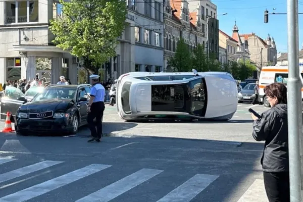Accident teribil într-o intersecție din Cluj-Napoca. O mașină s-a răsturnat după un impact devastator