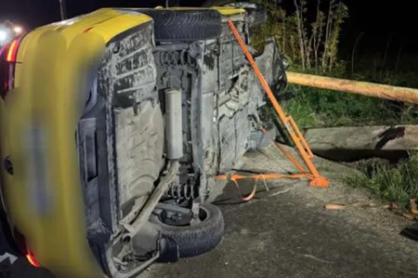 Trei persoane, la spital după ce un taxi s-a răsturnat în județul Vaslui. Ipoteza poliției pentru producerea accidentului