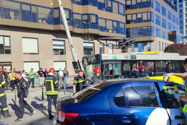 Accident de autobuz la Iași, 4 persoane au ajuns la spital. La fața locului au ajuns mai multe ambulanțe - FOTO GALERIE