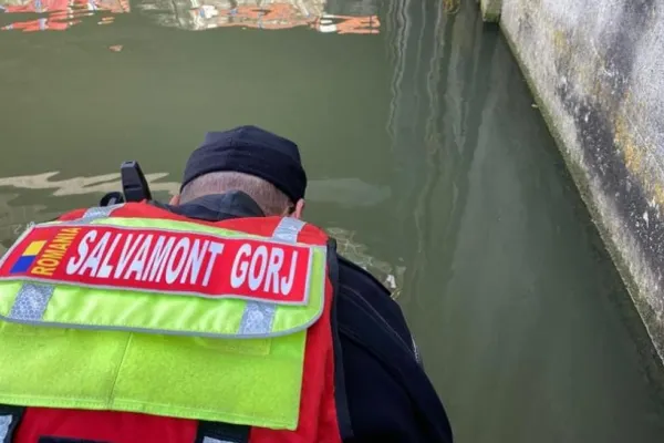Trupul femeii înecate într-un baraj de pe râul Olt, găsit de salvatorii. Cadavrul, recuperat la aproximativ două săptămâni de la producerea incidentului