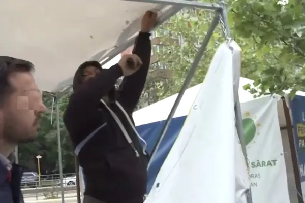 Scandal în sectorul 3. Politia locală vrea să ridice un cort electoral al partidului condus de George Simion, AUR - VIDEO