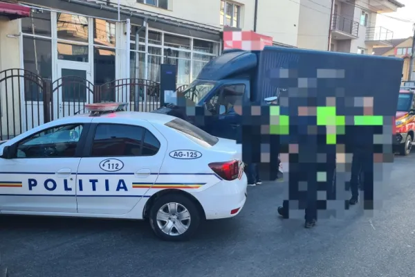 Accident grav, în Pitești. O mașină a intrat în plin într-o stație de autobuz: o victimă