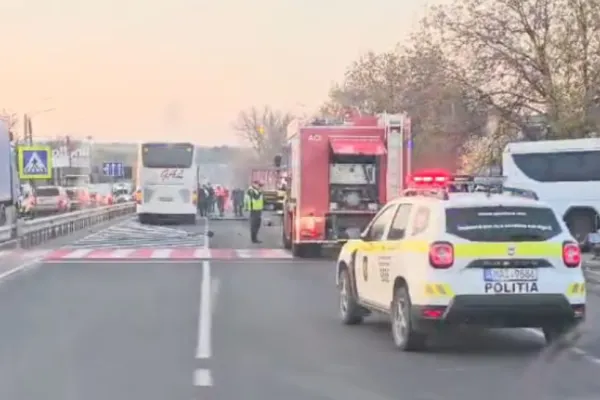 Accident teribil: un camion a izbit un microbuz plin de elevi