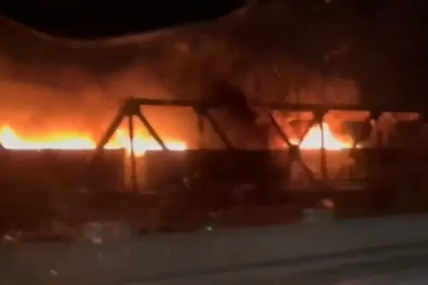 Un tren de marfă cu 5 vagoane a luat foc în mers! Imagini incredibile din Canada