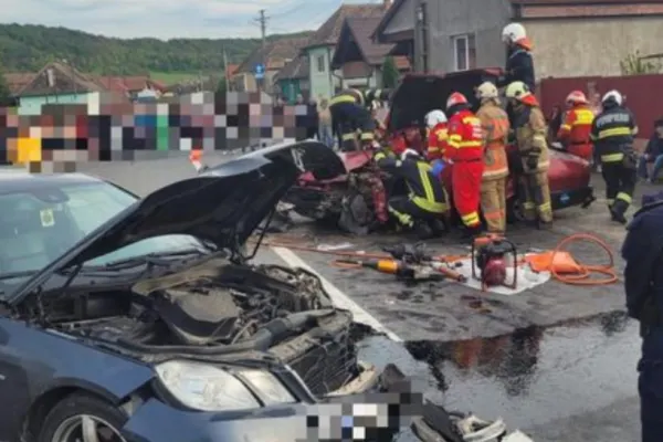 Trei răniţi, unul în stare gravă, în urma unui accident cumplit pe DN13, în județul Mureș. A intervenit elicopterul SMURD
