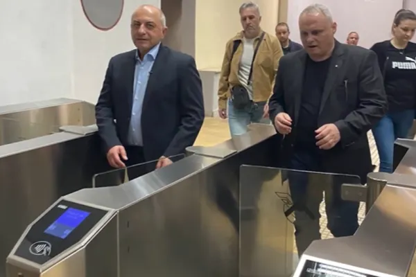 Cătălin Cîrstoiu, cu metroul, în campanie electorală. Atac la Nicușor Dan: Trebuie exmatriculat de la primărie