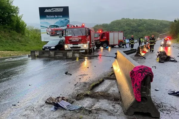 Accident cu 7 victime, la ieșirea din Deva spre Mintia: un microbuz plin cu pasageri s-a izbit de un parapet