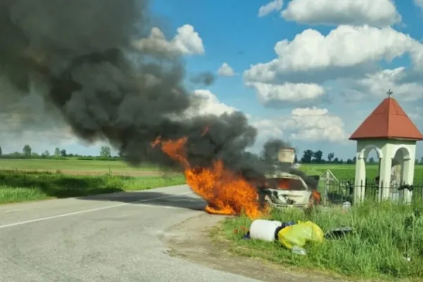 Accident teribil, în Timiș. O mașină a ars complet. Patru persoane au fost rănite VIDEO