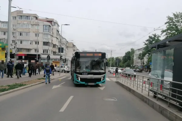 Trei femei spulberate de autobuz pe trecerea de pietoni, în Galați. Una dintre ele este în stare gravă la spital VIDEO