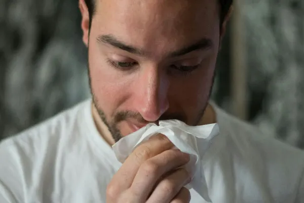 Alergiile sau răceala îți dau bătăi de cap? Iată cum poți să scapi de nasul înfundat în doar 15 minute: 4 reguli de aur