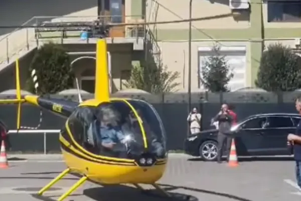A aterizat cu elicopterul la benzinărie ca să alimenteze de 50 de lei - VIDEO