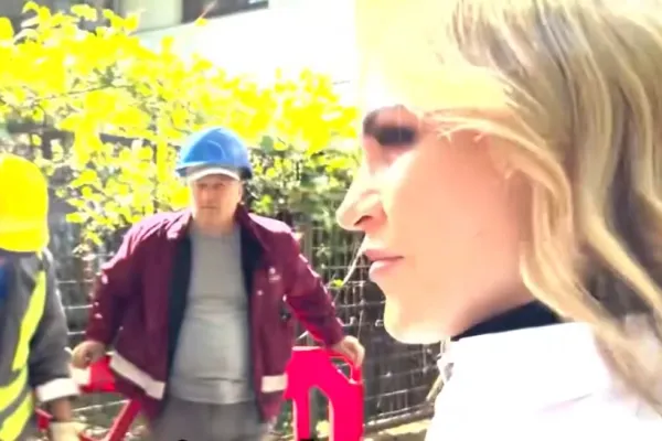 Gabriela Firea, mesaj ironic pentru Nicușor Dan de la locul avariei care a lăsat jumătate de București fără apă caldă: Poate e la tribunal, cu vreun așa-zis rechin imobiliar - VIDEO