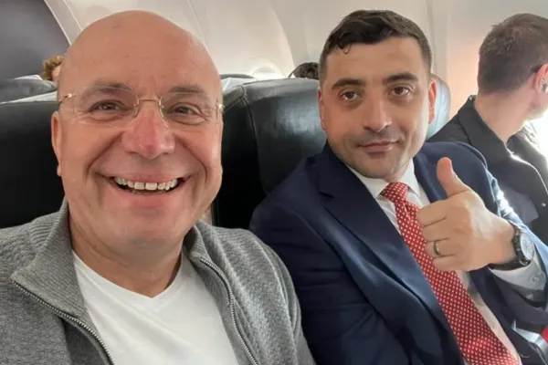 Anca Alexandrescu: „Poză de colecție - Cozmin Gușă și George Simion, în avion spre liderii lumii”